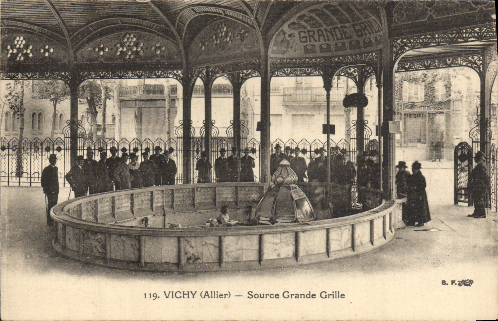 CPA Vichy Source Grande Grille
