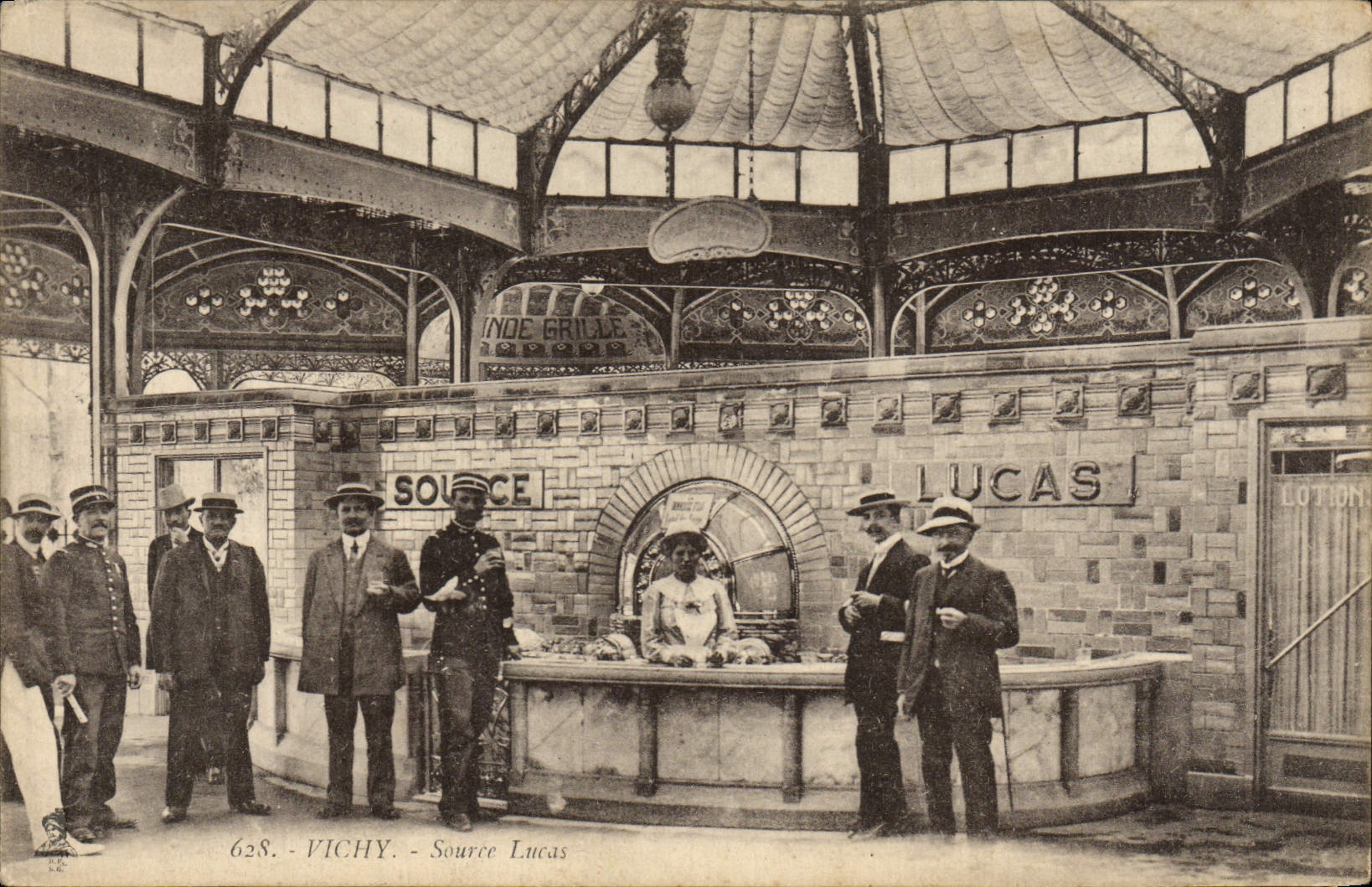 CPA Vichy Source Lucas