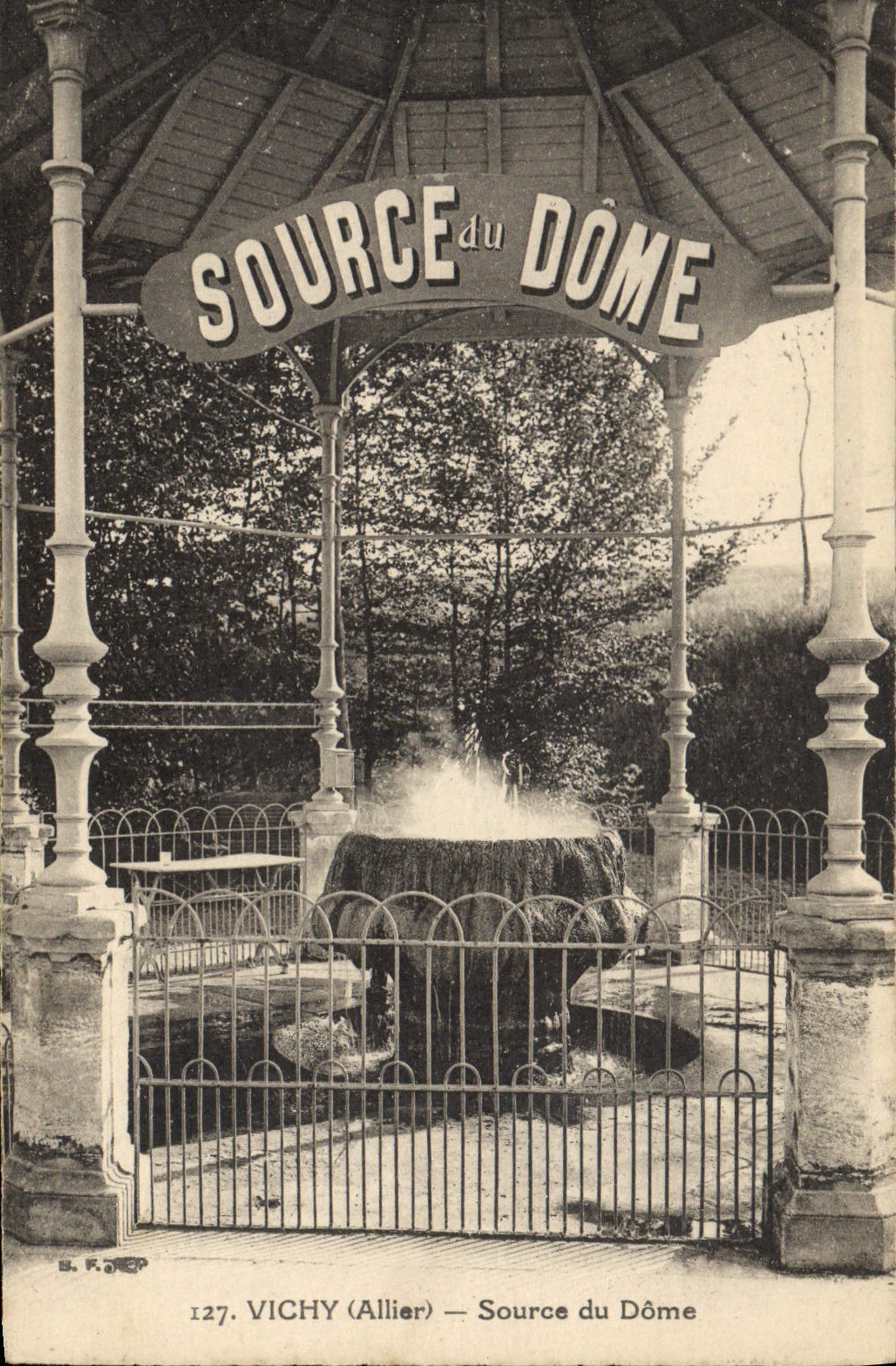 CPA Vichy Source Du Dome