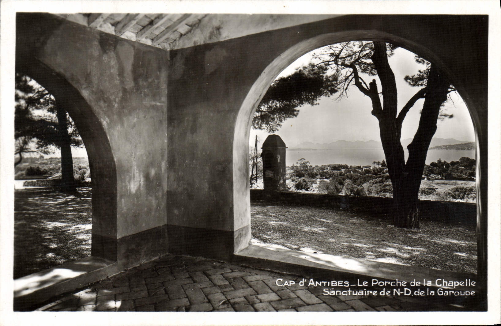 Cap d'Antibes — Le Porche de la Chapelle — Sanctuaire de N-D. de la Garoupe