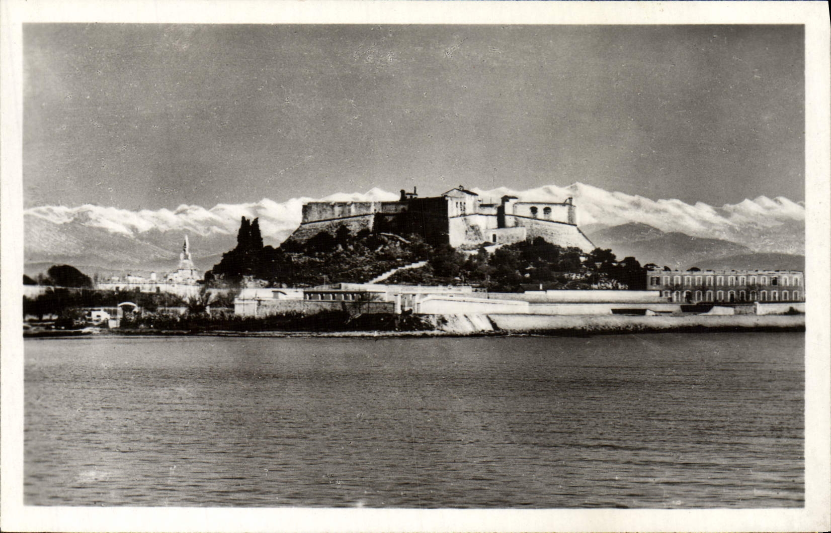 Le Fort Carré et la Chaîne des Alpes — Antibes — Éditions Belle Photographie, Nice