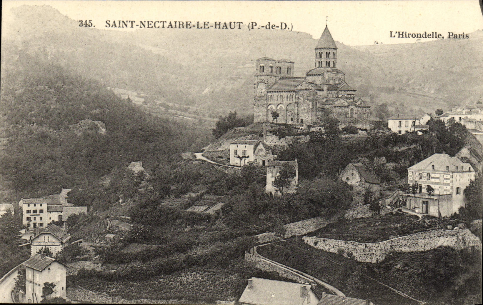 Saint-Nectaire-le-Haut (P.-de-D.) — vue du village et de l'église — L'Hirondelle, Paris, n° 345