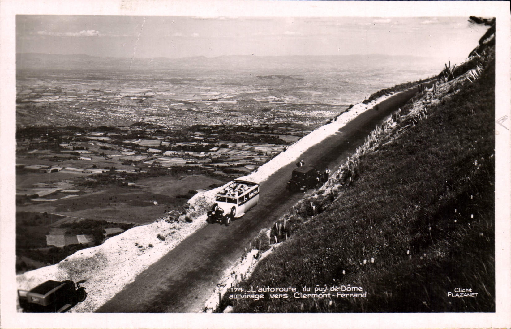 L'autoroute du puy de Dôme au virage vers Clermont-Ferrand — Cliché Plazanet, n° 174