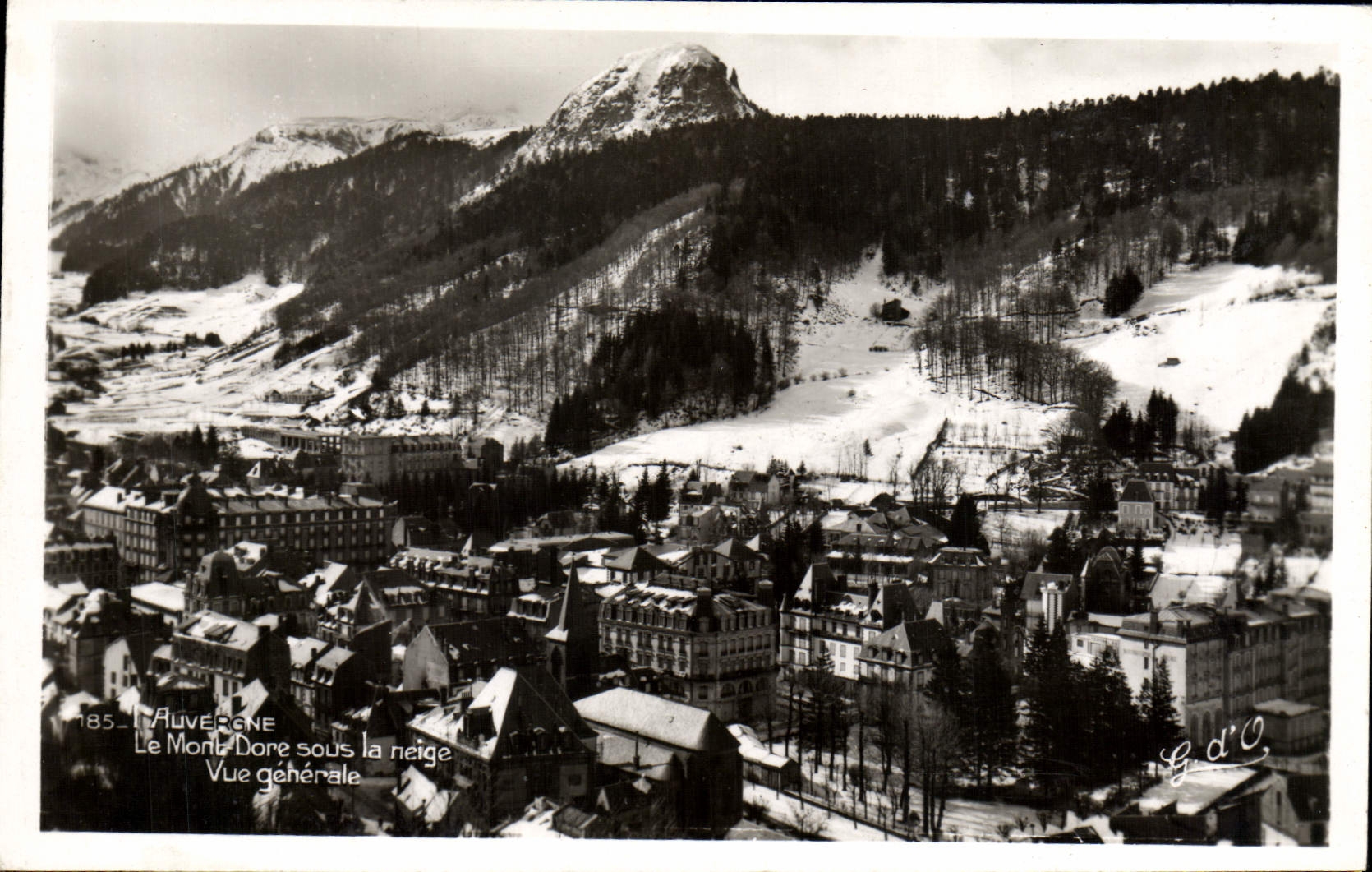 CPA L'Auvergne Le Mont Dore sous la neige vue Generale