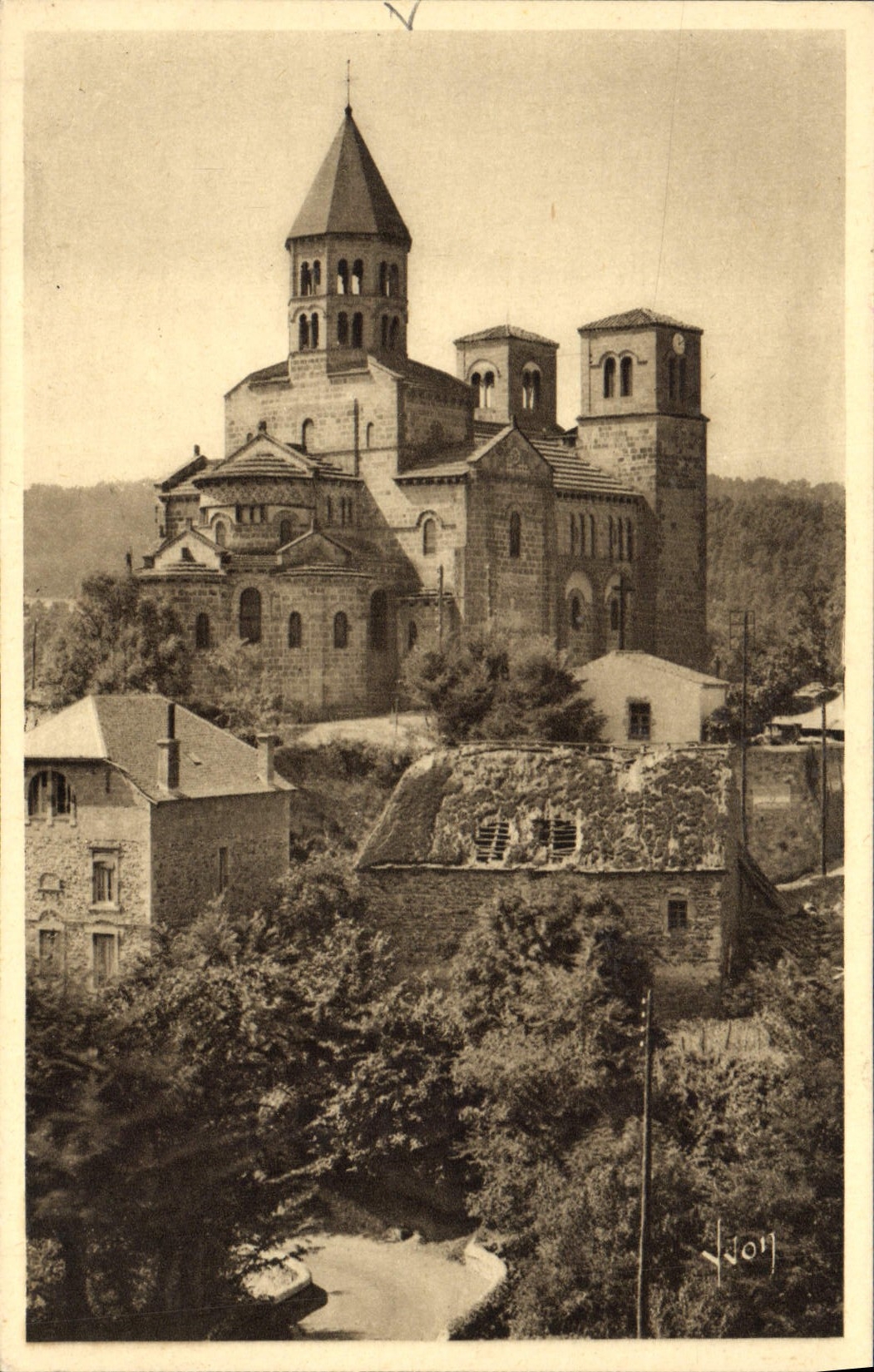 Saint-Nectaire (P.-de-D.) — La magnifique église romane classée monument historique — Éditions d'Art Yvon, Paris