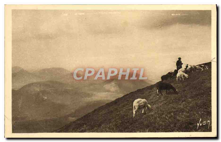 CPA Clermont Ferrand Au sommet du Puy de Dome Les monts Domes ou chaine des Puys