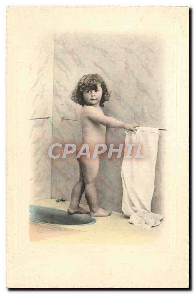Enfant nu dans une baignoire — studio photographique — P.F. 6, Znîțe 1882
