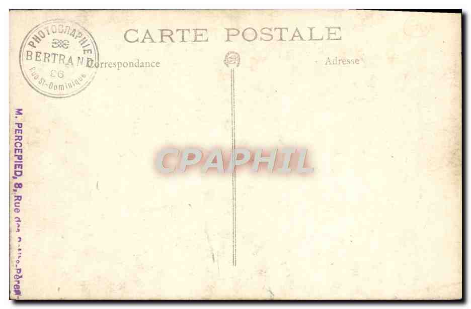 Deux prêtres — devant un bâtiment à volets — Photographie Bertrand — Verso
