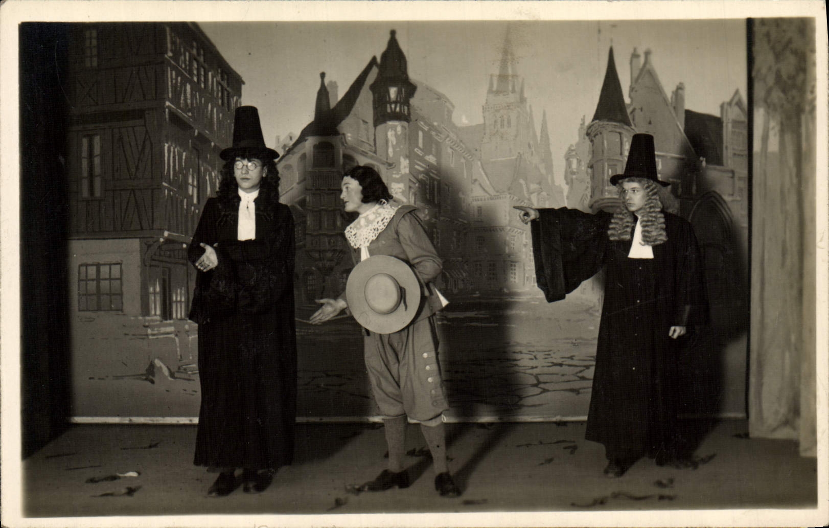 Scène de théâtre — trois personnages en costumes d'époque — CPAPHIL