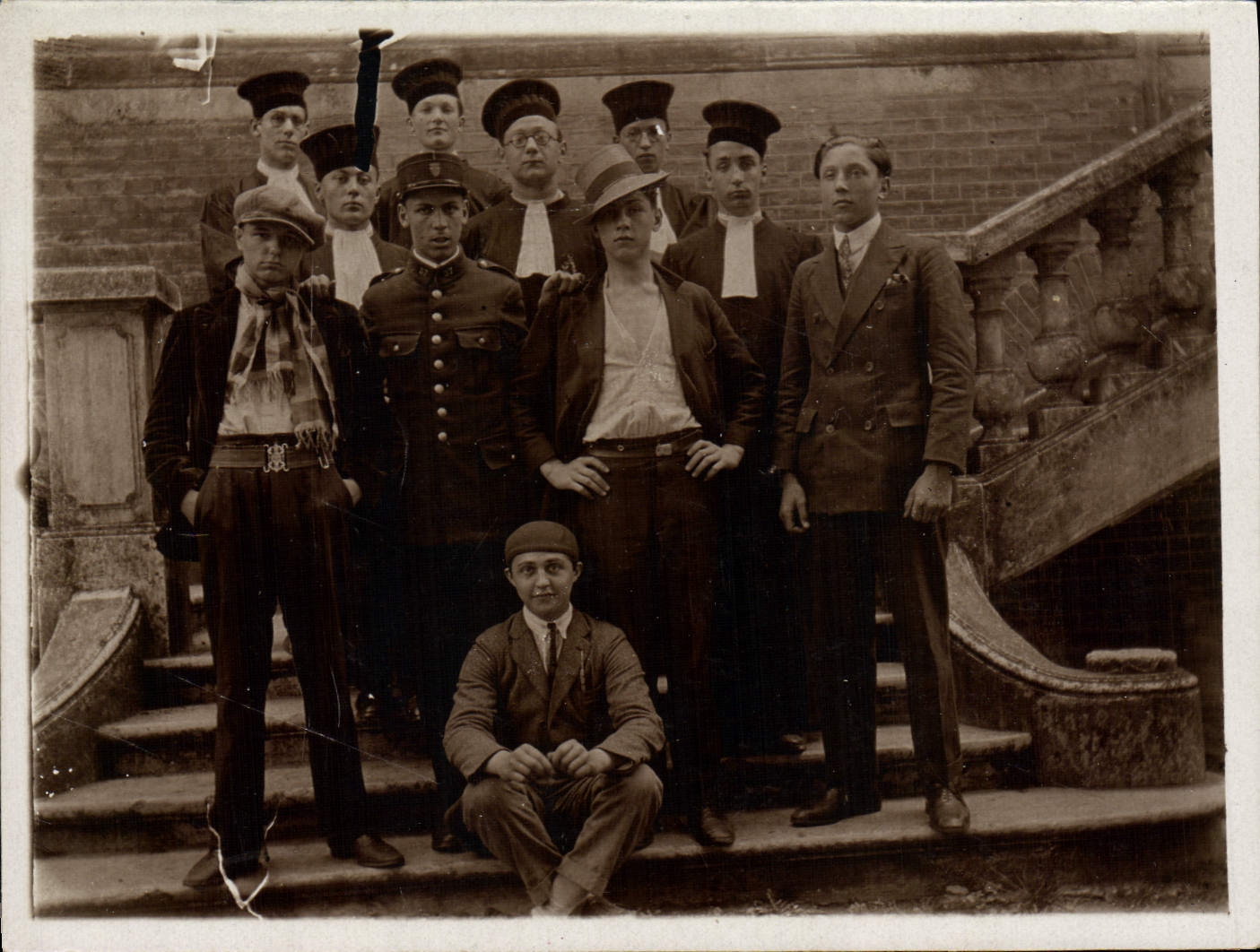 Photo 1930 Theatre Juge Avocat Un client serieux