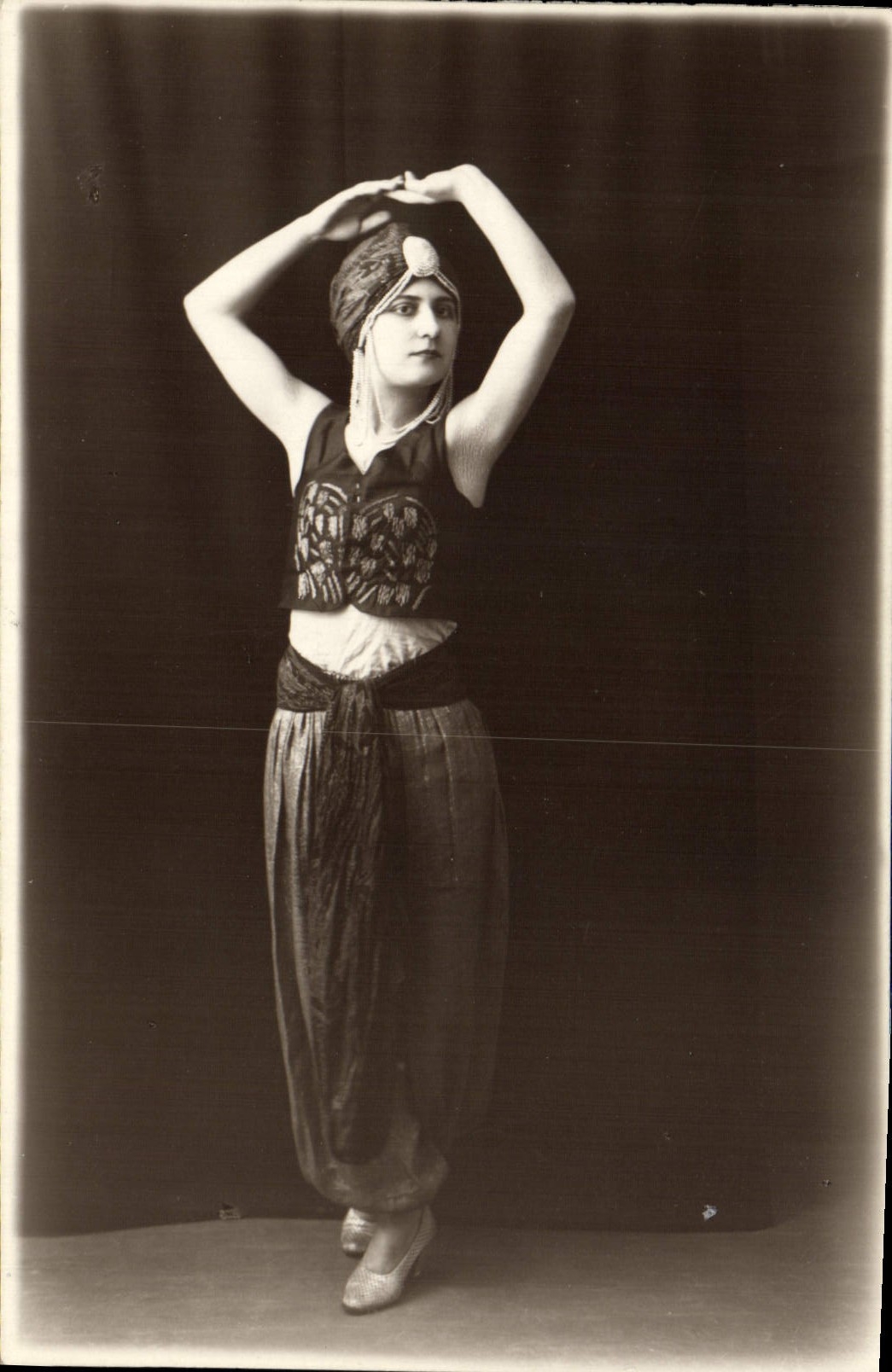 Orientalische Tänzerin — theatralische Pose — Vaucuier, Paris