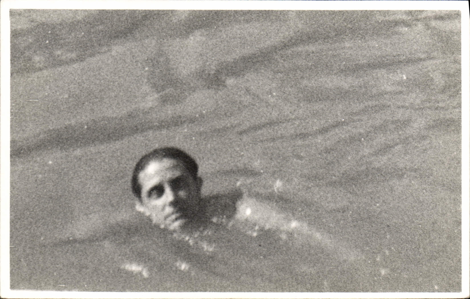 CARTE PHOTO Homme au bain