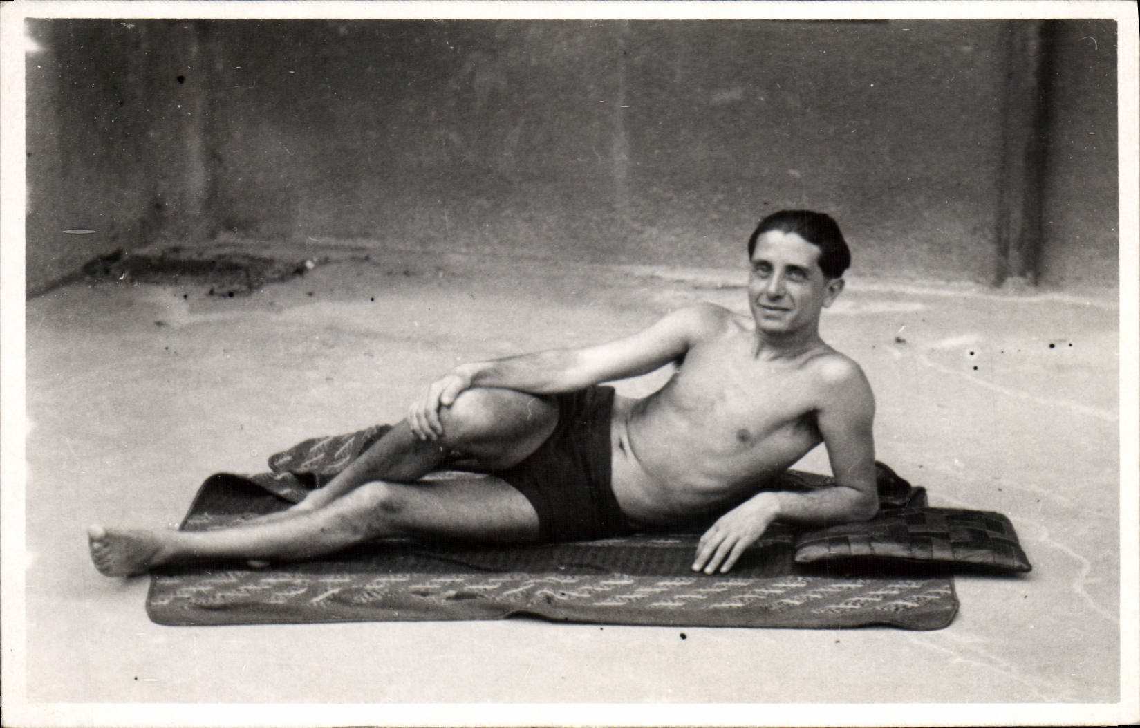 CARTE PHOTO Homme en maillot de bain