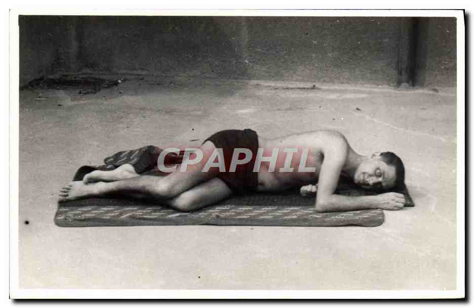 CARTE PHOTO Homme en maillot de bain
