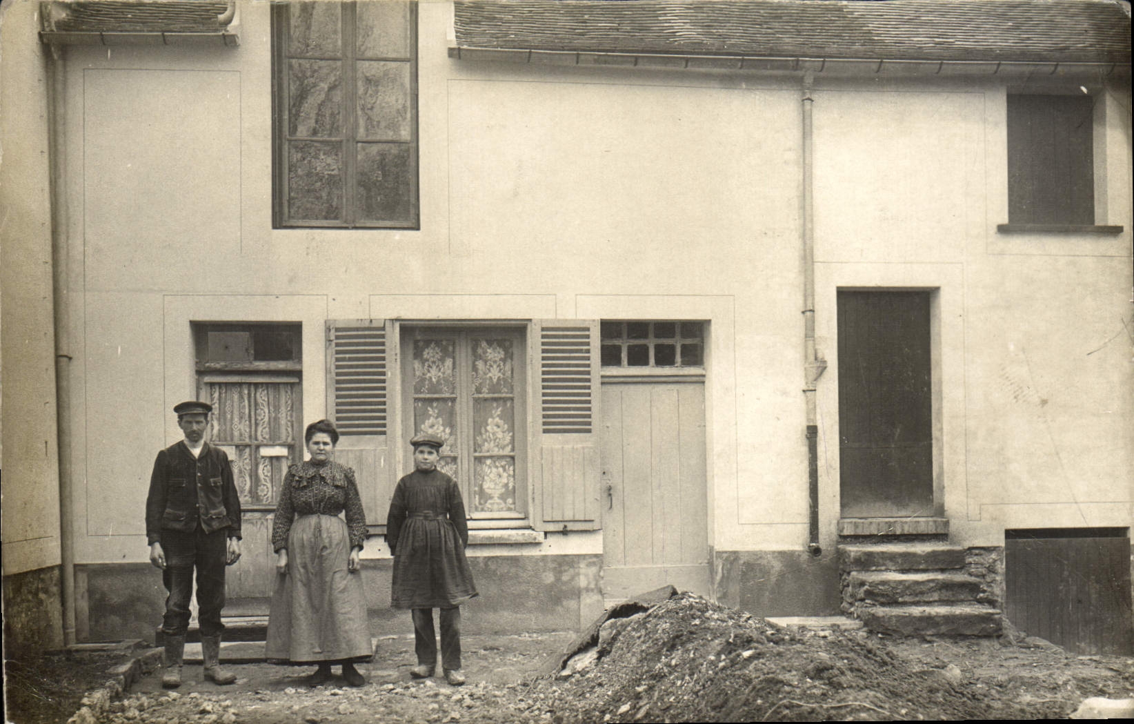 Trois personnes devant une maison — Champigny-sur-Marne — éditeur BLANC, n° 654
