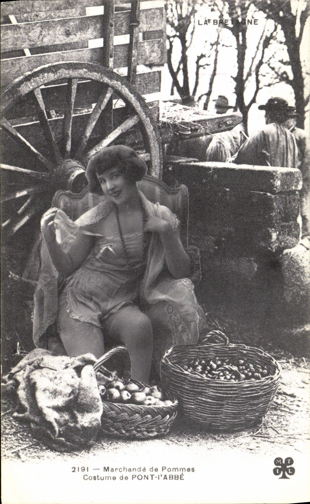 Marchand de Pommes — Costume de Pont-l'Abbé — La Bretagne, n°2191