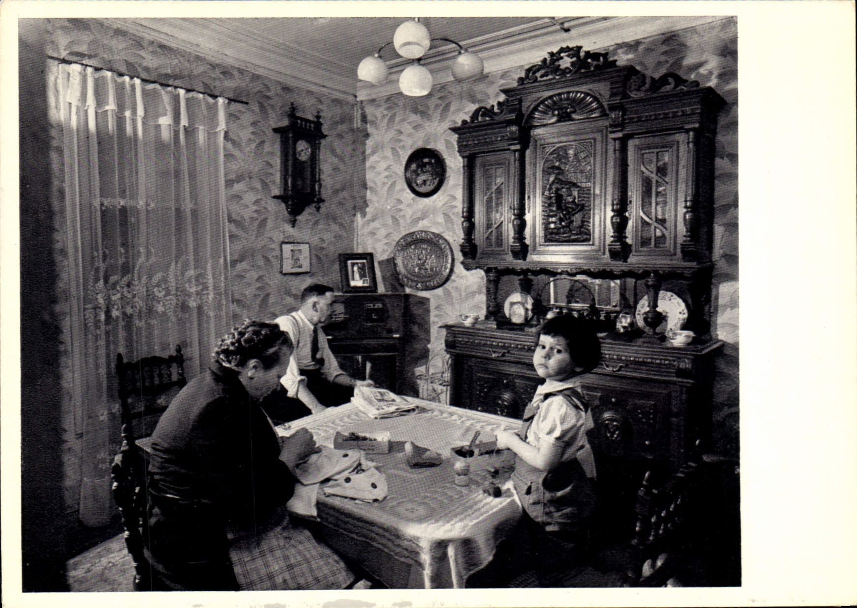 CPM Robert Doisneau La Salle A Manger Henri II 1953