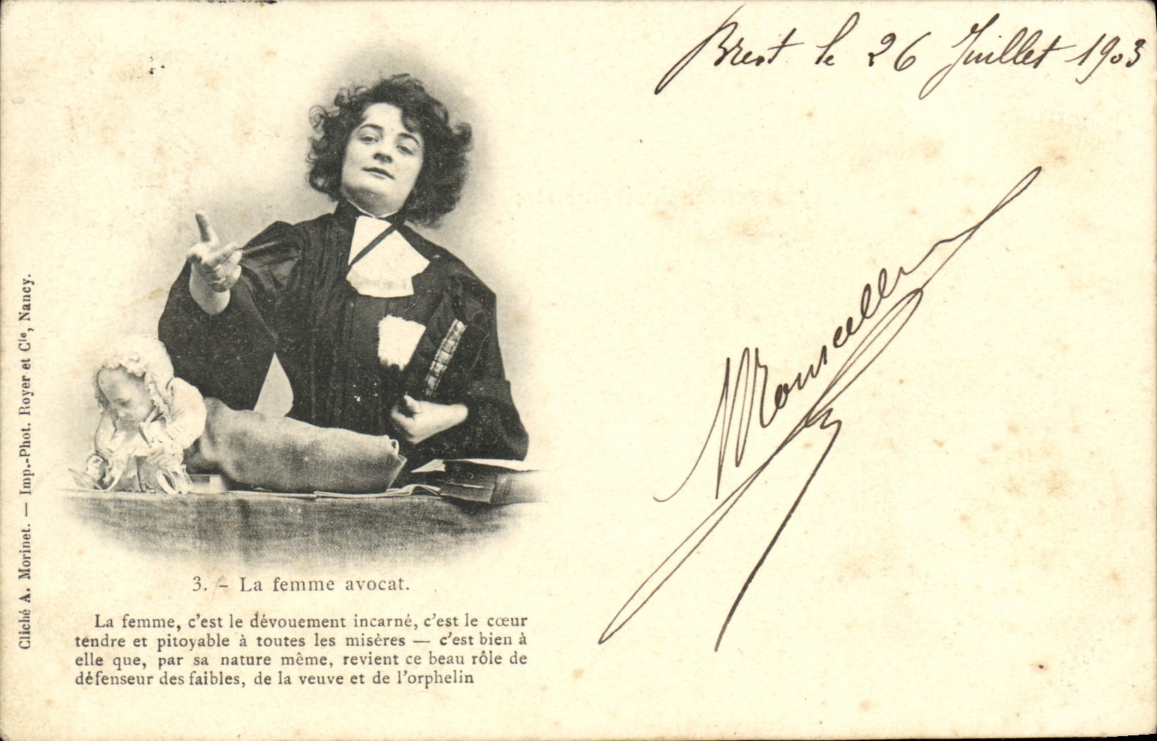 La femme avocat — Sujet féminin en robe d'avocat — Cliché A. Morinet, Imp. Phot. Foyer et Cie, Nancy, n°3
