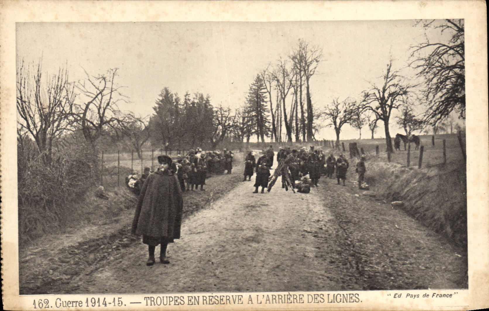 Troupes en réserve à l'arrière des lignes — Guerre 1914-15 — Ed. Pays de France