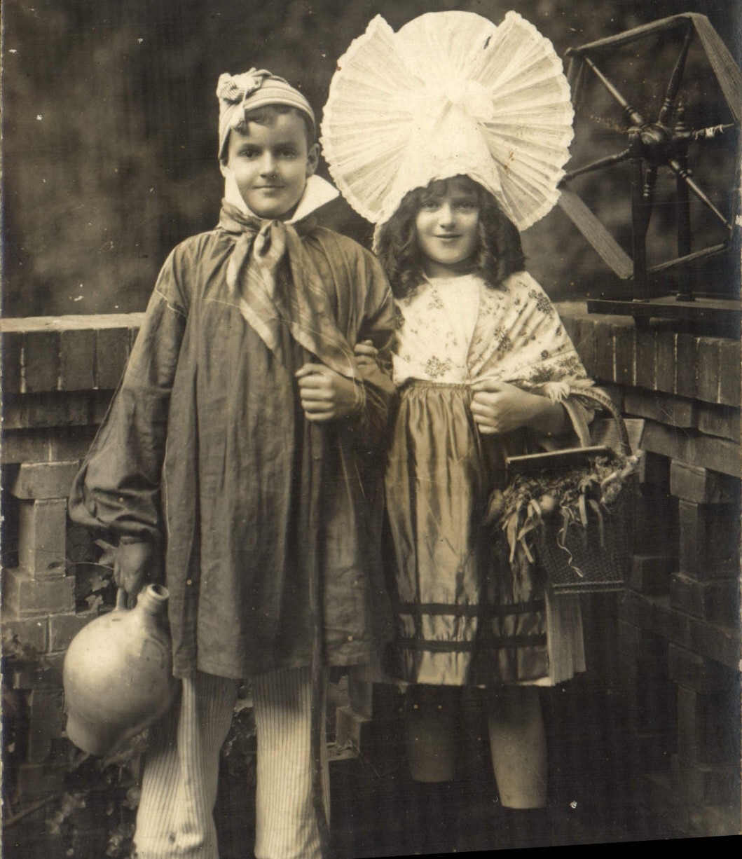 CARTE PHOTO Enfants Folklore