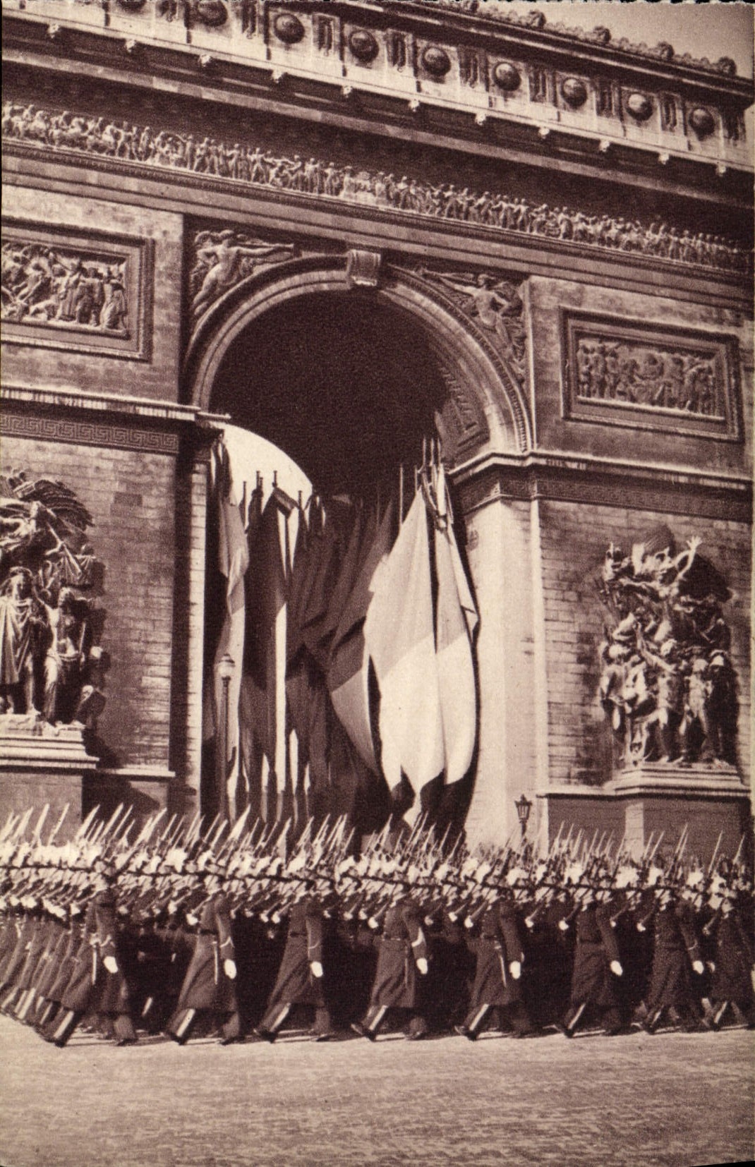 CPA Saint Cyriens Defilant Devant Le Soldat Inconnu Saint Cyr Militaria Paris ARc de TRiomphe 