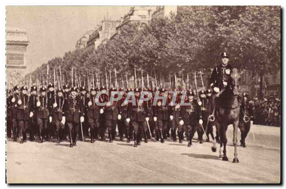 CPA Garde Republicaine Mobile Militaria Paris Arc de TRiomphe 
