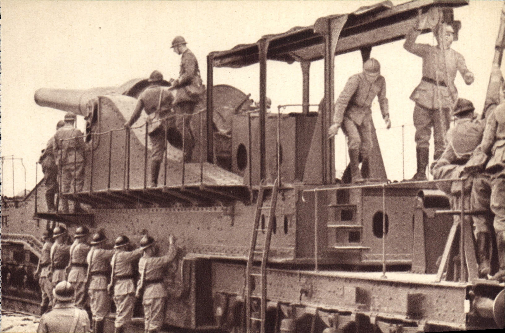 CPA Artillerie Lourde sur Voie ferree Train Canon Militaria 