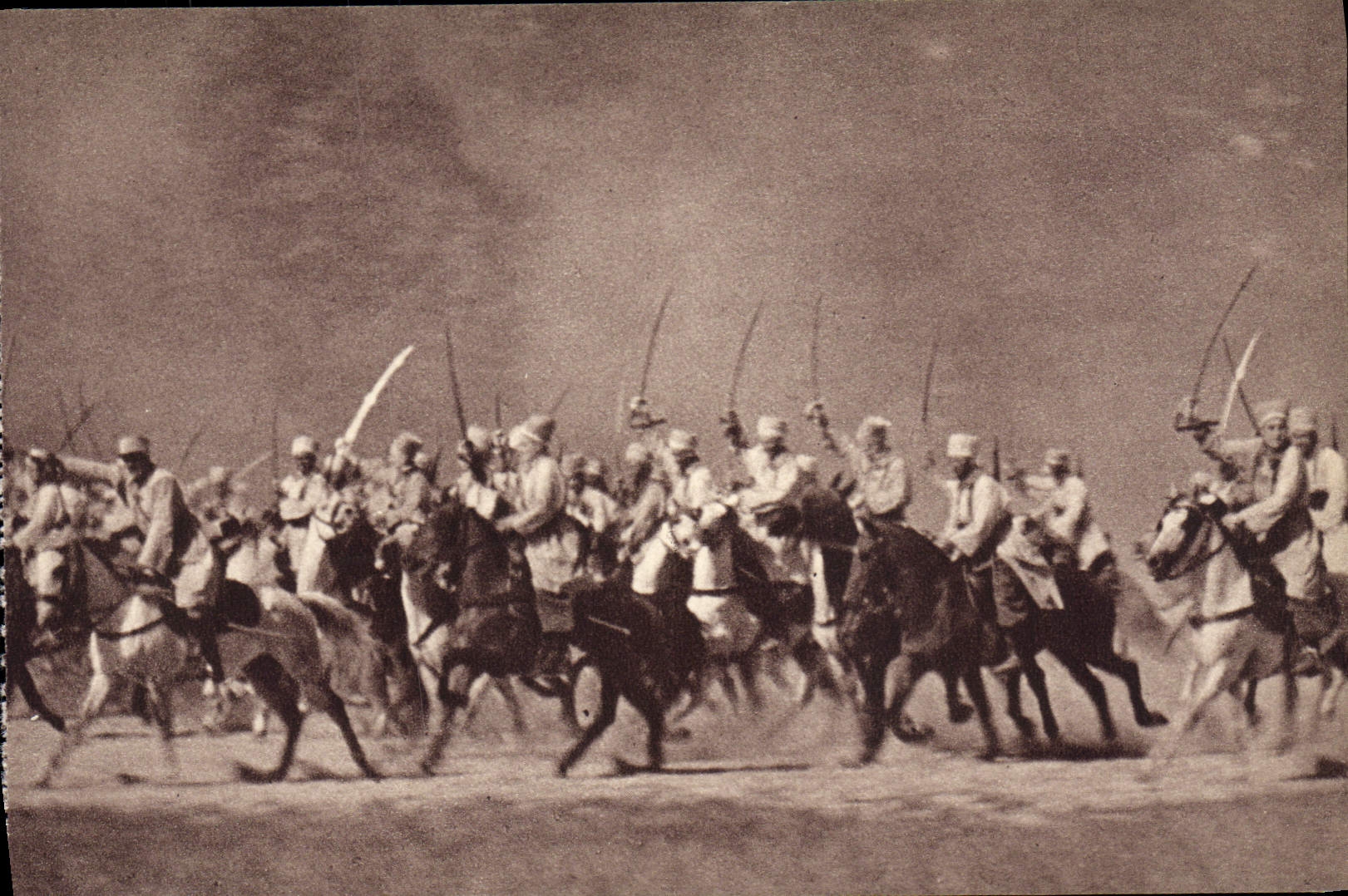 CPA Charge de Spahis Chevaux Militaria 