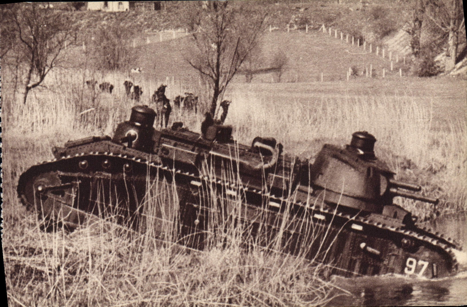 CPA Char de 70 Tonnes Traversant Une riviere Tank Militaria 