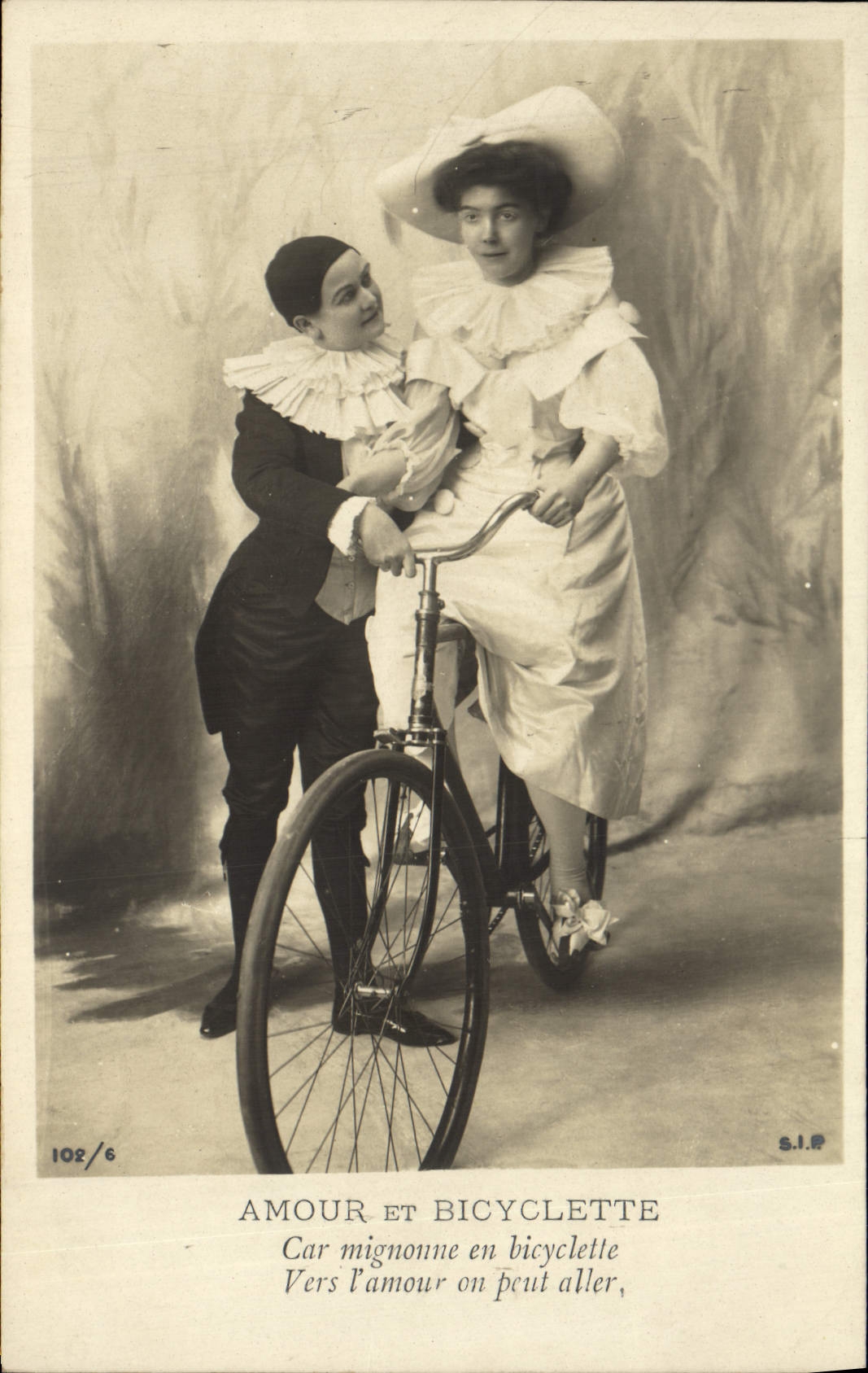 CPA Amour Et bicyclette Car Mignonne en bicyclette Femme Velo Cycle