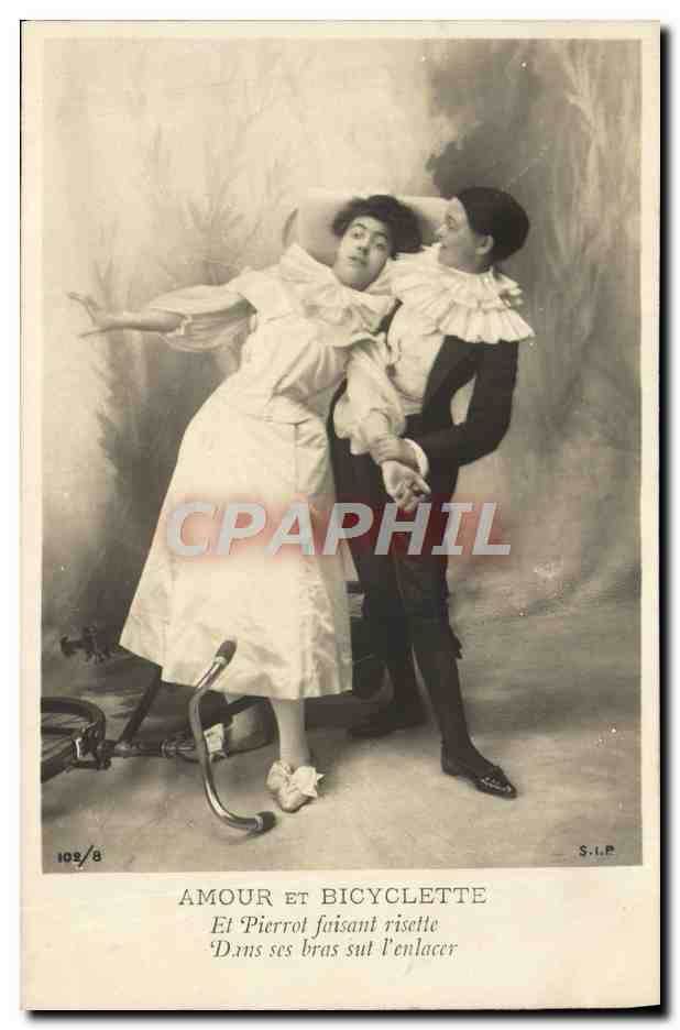CPA Amour Et bicyclette Et Pierrot fuisant risette Femme Velo Cycle