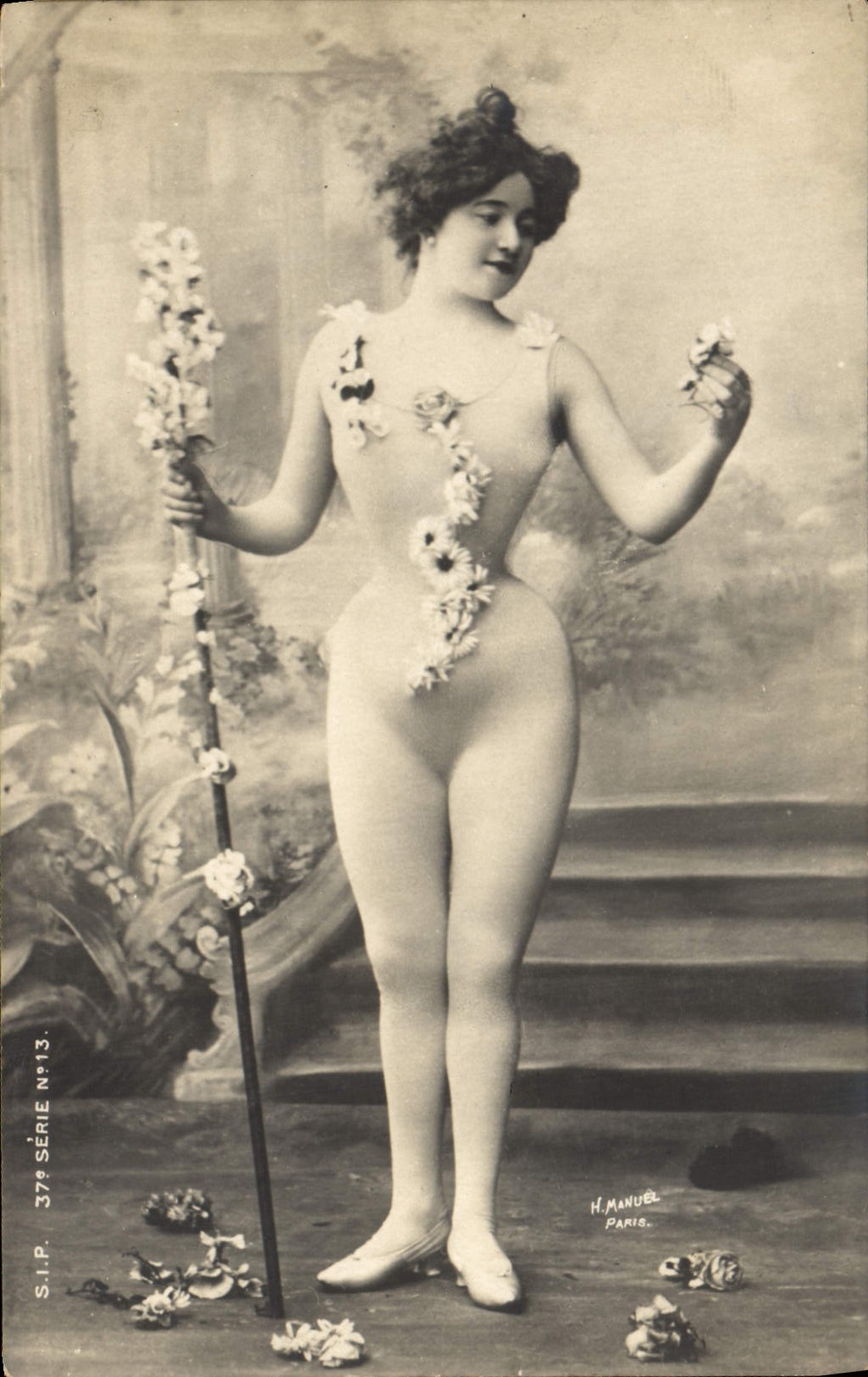 Danseuse en costume floral — H. Manuel, Paris — Série N°13
