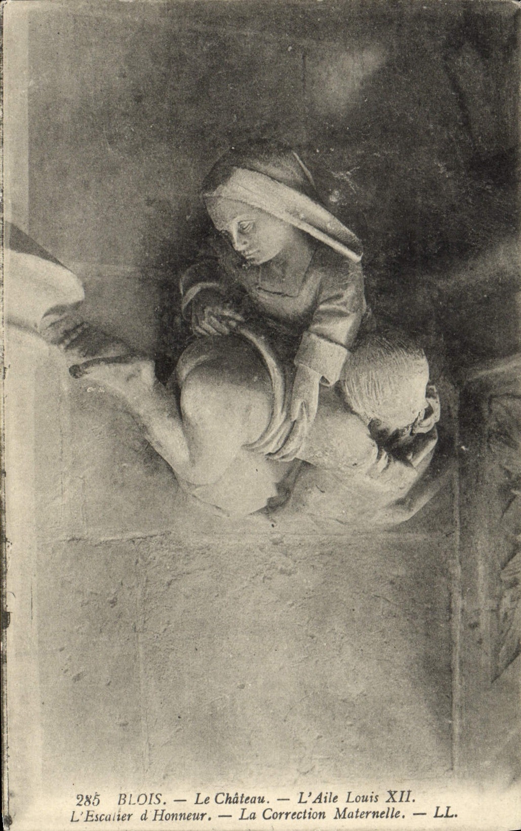 Blois — Le Château — L'Aile Louis XII — L'Escalier d'Honneur — La Correction Maternelle — LL.