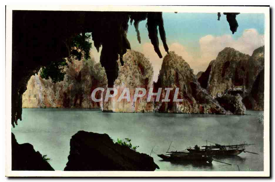 CPA Tonkin Vue de Quang Yen Baie d'Along Rade de la surprise face a la grotte Vietnam