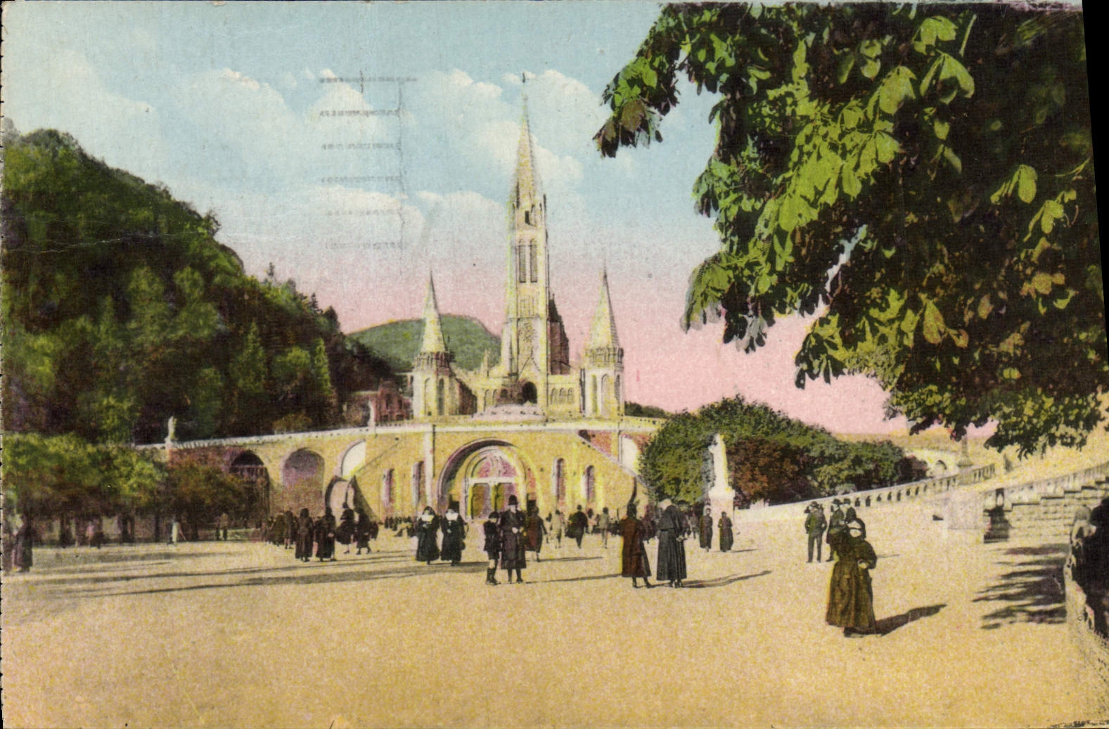 CPA Lourdes L'Esplanade Les Rampes Et La Basilique