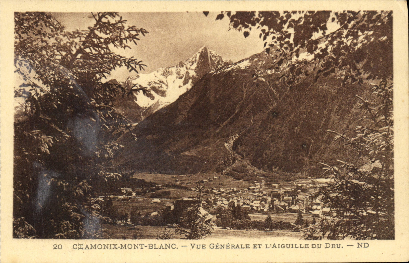 CPA Chamonix Le Mont Blanc Vue Generale Et L'Aiguille du Dru