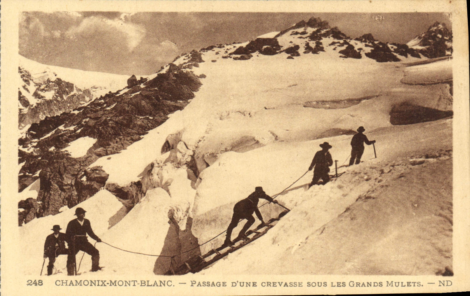 CPA Chamonix Mont Blanc Passage D'Une Crevasse Sous Les Grands mulets Alpinisme