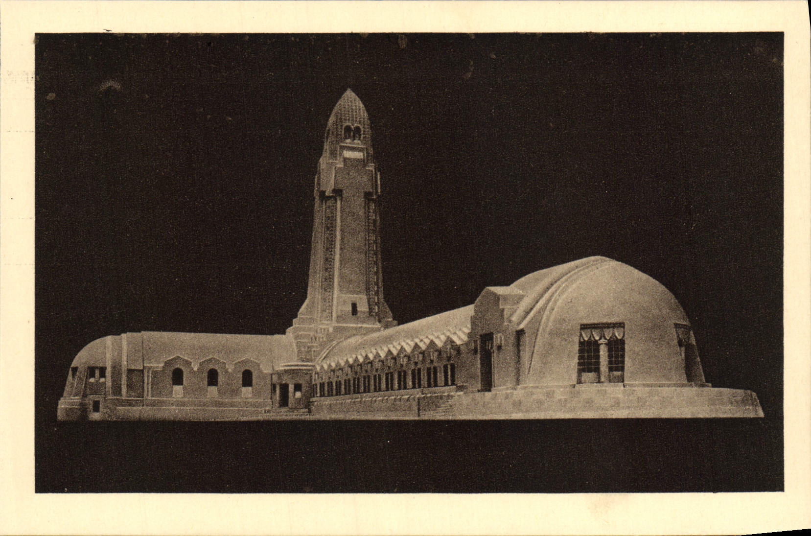 Ossuar und Leuchtturm von Douaumont — Hinterseite des Denkmals - Katholische Kapelle — Imprimerie Réunies de Nancy