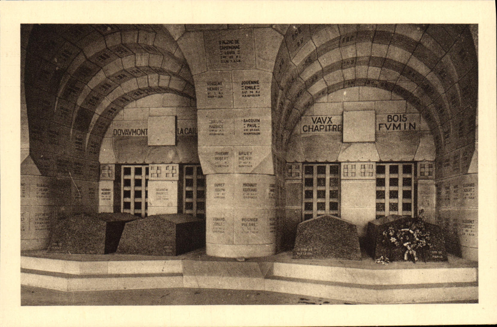 Kloster des Ossuaire de Douaumont — Soldatengräber — Verlag: Imprimerie de Nancy, Nr. 5297