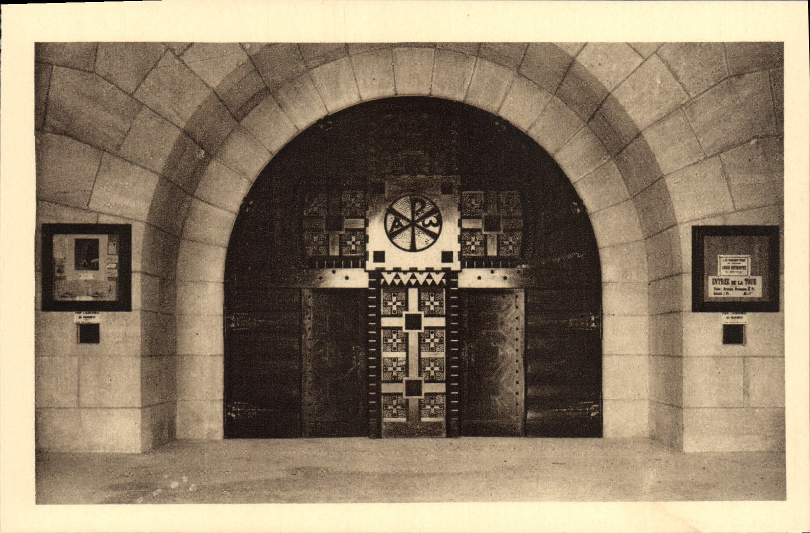 Entrée de la chapelle catholique à l'ossuaire de Douaumont — Héliogravure Imprimerie de Nancy