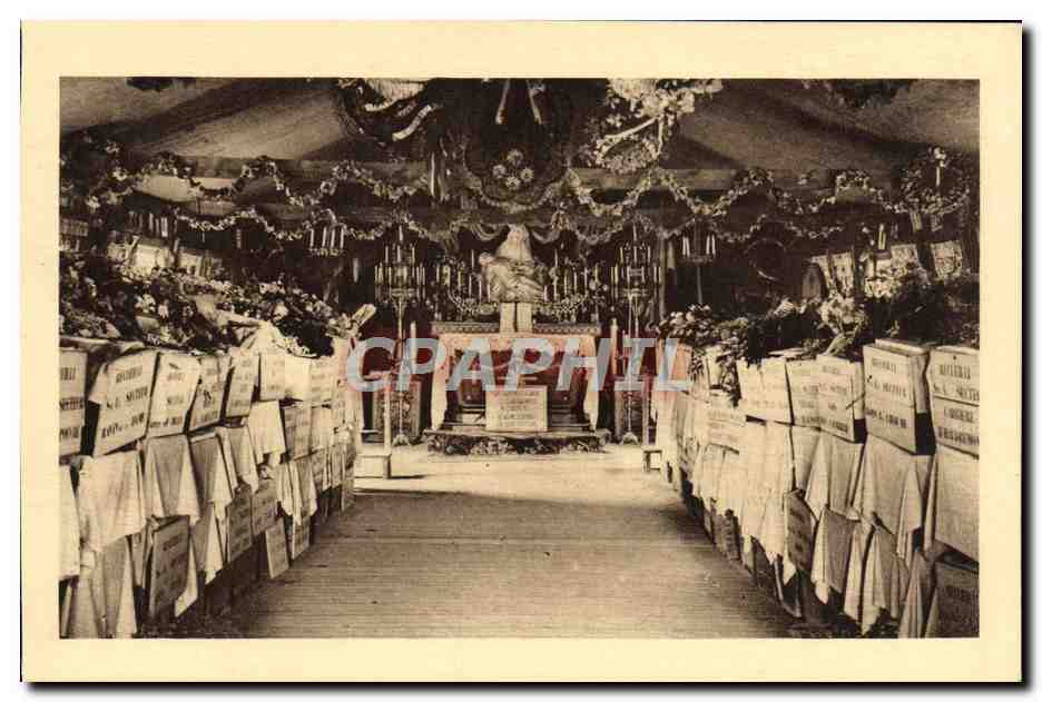 CPA Ossuaire provisoire de Douamont Militaria Interieur de la chapelle