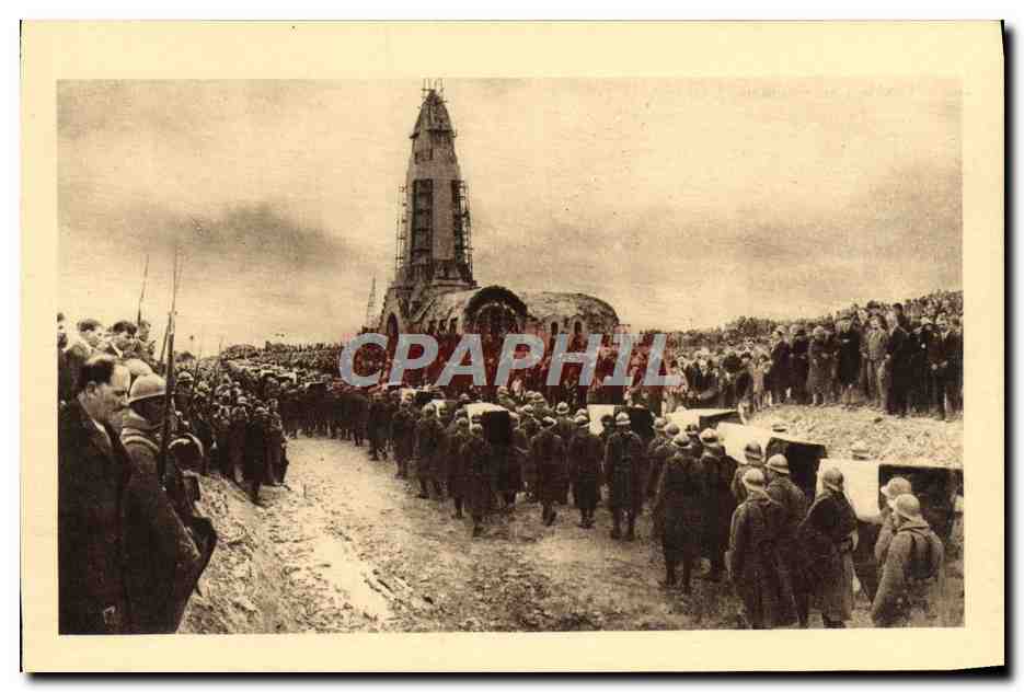 CPA Ossuaire et Phare de Douamont Militaria Translation solenelle des restes de nos heros