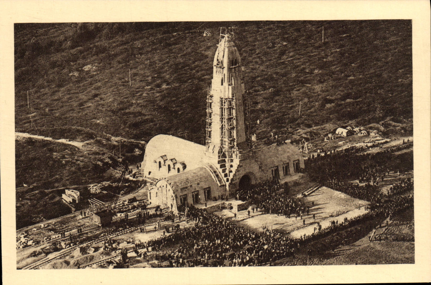 CPA Vue prise en Avion de la Ceremonie d'inaguration Douamont Militaria 21 septembre 1927