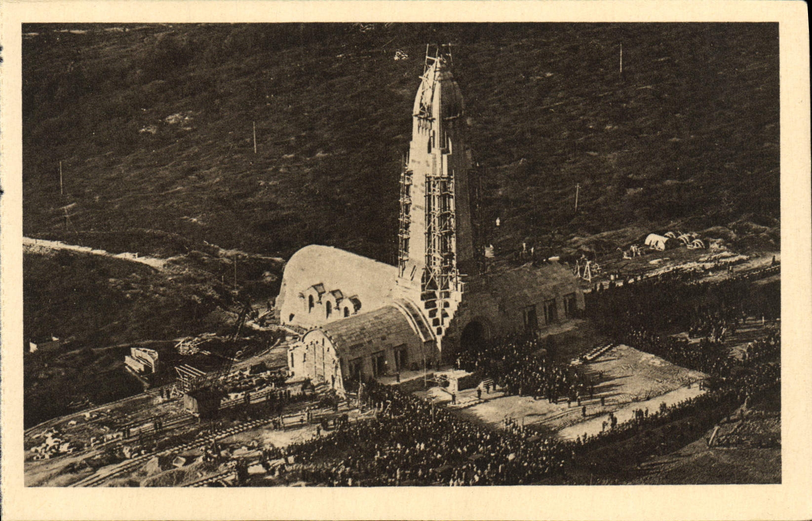 CPA Vue prise en Avion de la Ceremonie d'inaguration Douamont Militaria 21 septembre 1927