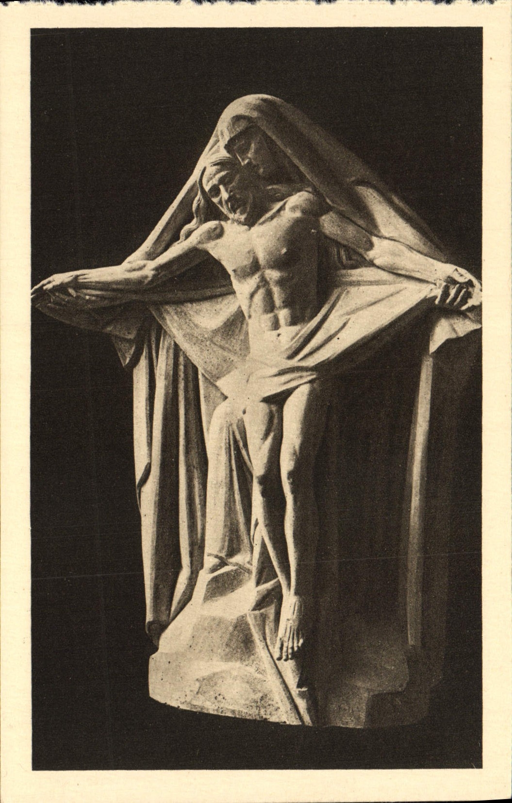 Ossuaire de Douaumont — Chapelle Catholique — Groupe de N.-D. des Sept Douleurs surmontant l'autel majeur, du ciseau de Jean Vézien, 1er Grand Prix de Rome