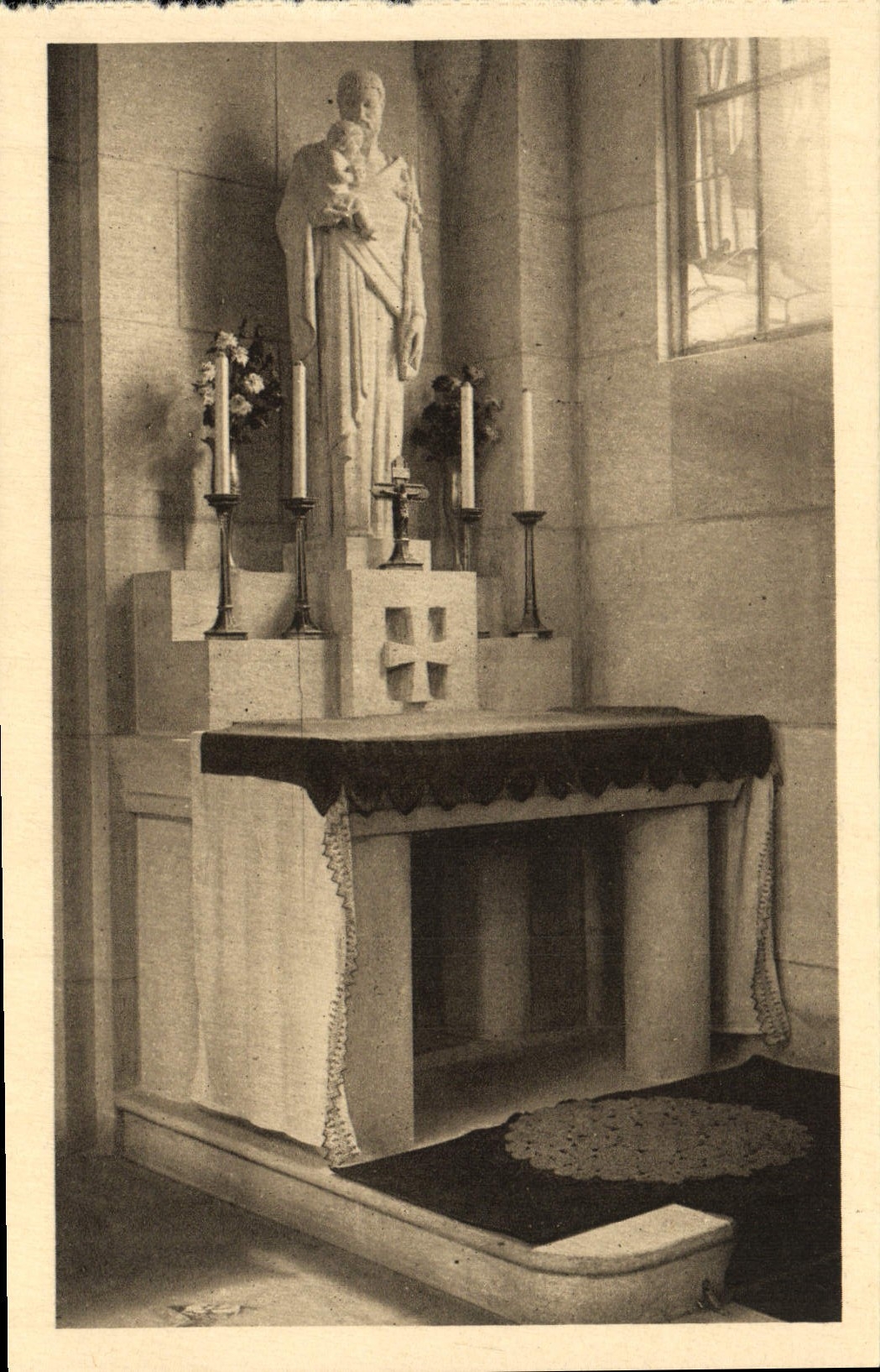 Ossuaire de Douaumont — Chapelle catholique, autel latéral côté droit — Héliogravure Imprimerie de Nancy
