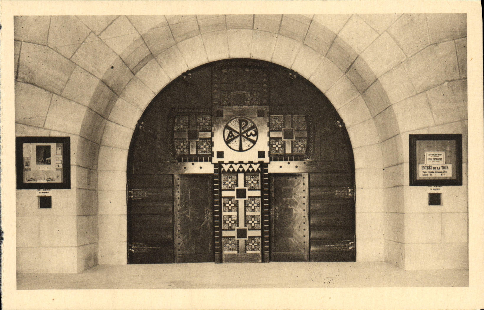 Entrée de l'Ossuaire de Douaumont — Chapelle Catholique — Héliogravure Imprimerie de Nancy