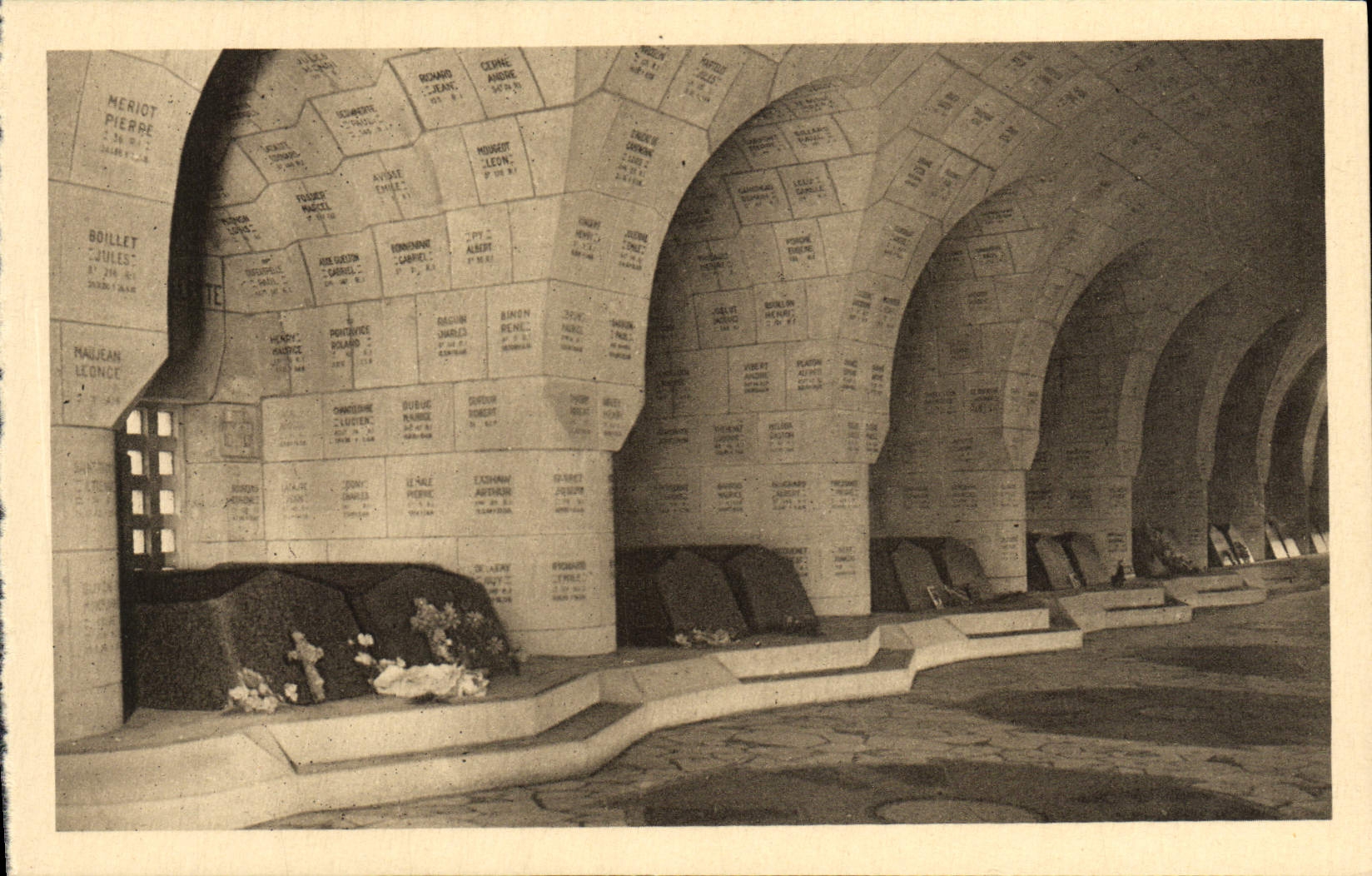 Ossuaire de Douaumont — Cloître des Tombeaux — éditeur Héliogravure Nancy