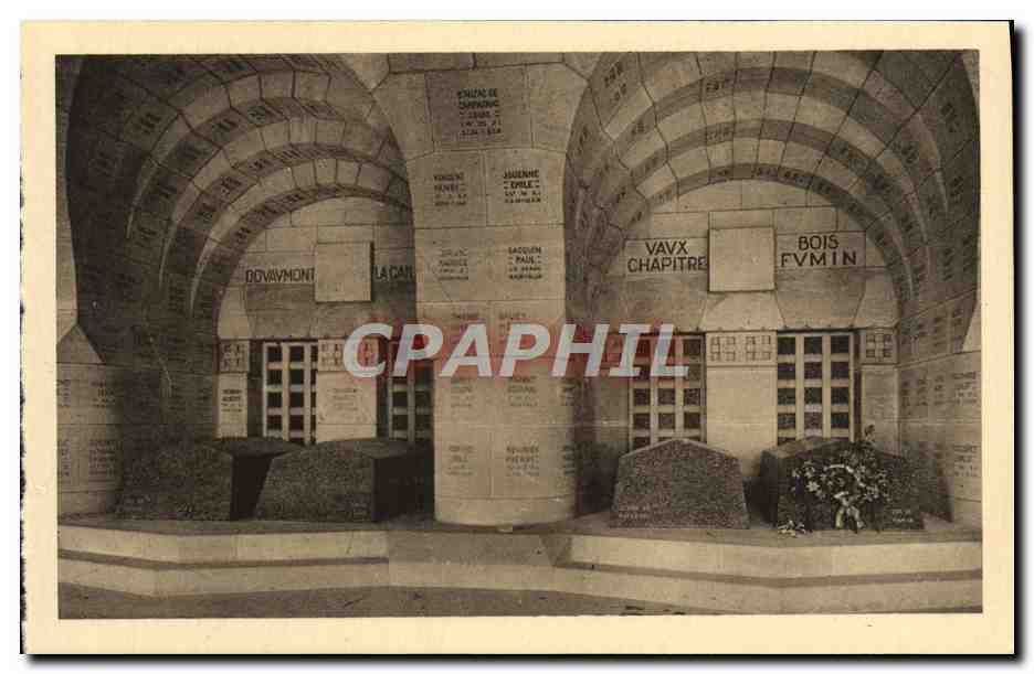 Cloître de l'Ossuaire de Douaumont — ossuaire des tombes — éditeur inconnu, n° de série non visible