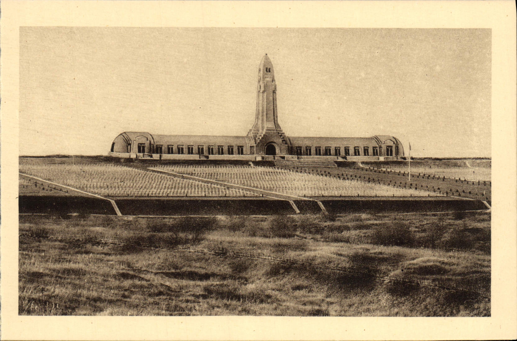 CPA L'Ossuaire de Douamont Militaria et le cimetiere national